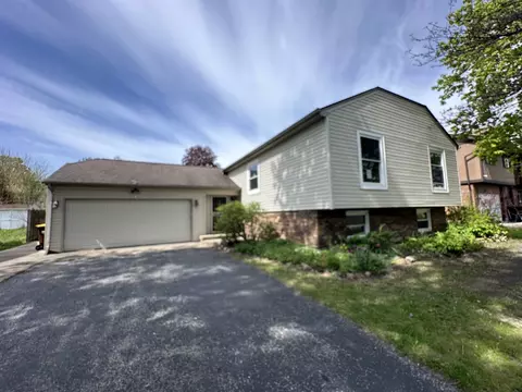 863 Pleasant St, Woodstock, IL 60098