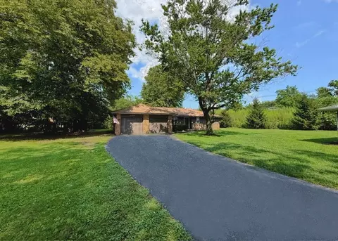 1106 E Pearl Dr, Mahomet, IL 61853