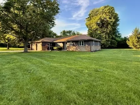 1106 E Pearl Dr, Mahomet, IL 61853