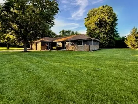 1106 E Pearl Dr, Mahomet, IL 61853