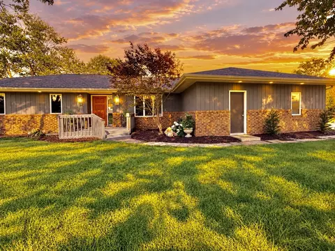 1108 Pearl Dr, Mahomet, IL 61853