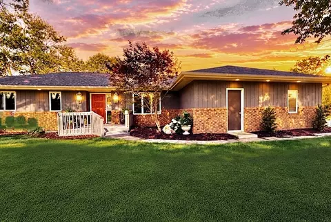 1108 Pearl Dr, Mahomet, IL 61853