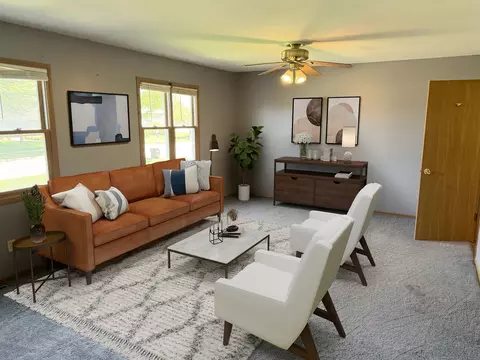 Living - 2375 Chestnut Ln, Morris, IL 60450 photo 2 of 4