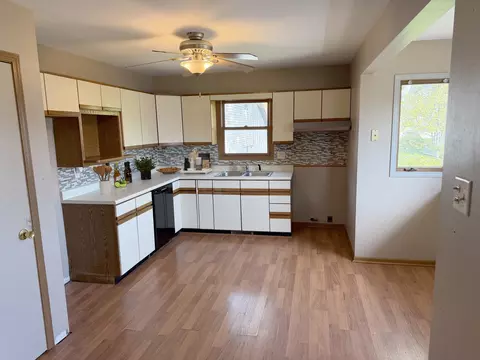 Kitchen - 2375 Chestnut Ln, Morris, IL 60450 photo 2 of 2