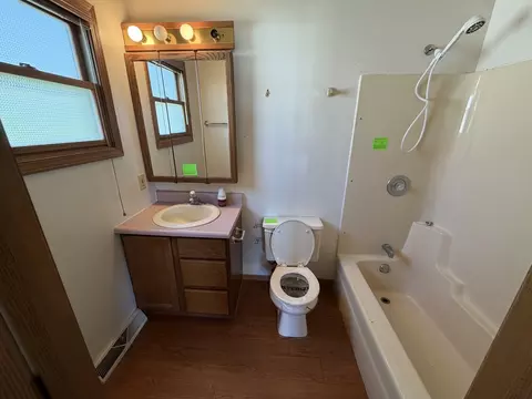 Bath - 2375 Chestnut Ln, Morris, IL 60450 photo 1 of 2