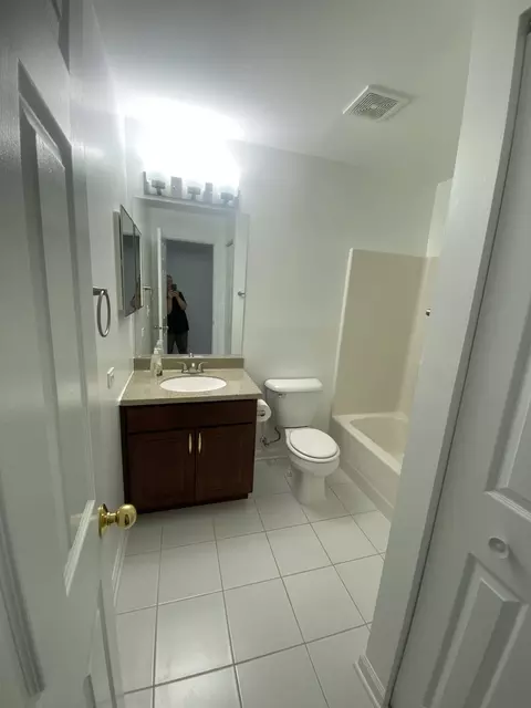 Bath - Undisclosed, Elgin, IL 60120 photo 1 of 4