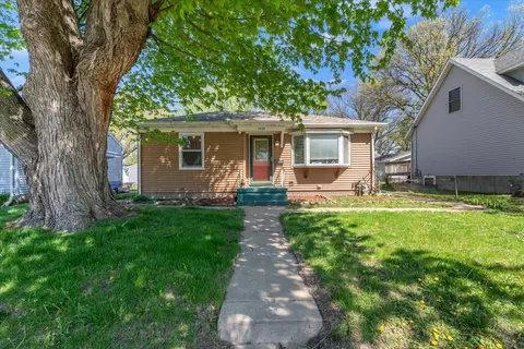 2838 Bellevue Ave, Bettendorf, IA 52722