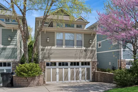 5725 N Jersey Ave, Chicago, IL 60659