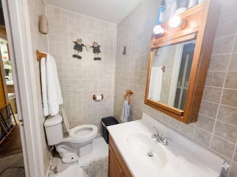Bath - 216 E Franklin St, Olney, IL 62450 photo 2 of 2