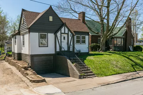 209 E Pleasant St, Davenport, IA 52803