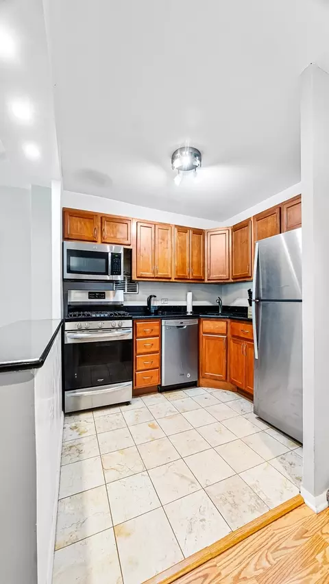 Kitchen - 400 E Randolph St #1104, Chicago, IL 60601 photo 3 of 3