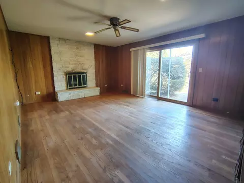 Living - Undisclosed, Glenview, IL 60025 photo 3 of 5