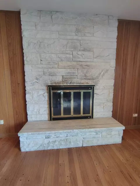 Living - Undisclosed, Glenview, IL 60025 photo 4 of 5