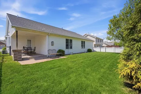 Exterior - 1610 Myra Ln, Bloomington, IL 61704 photo 2 of 4