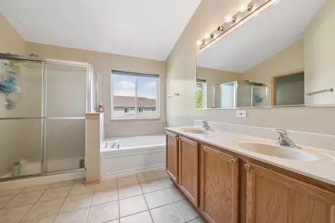 Bath - 2014 Fieldstone Ct, Plainfield, IL 60586 photo 2 of 4