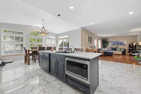Kitchen - 2014 Fieldstone Ct, Plainfield, IL 60586 photo 4 of 6