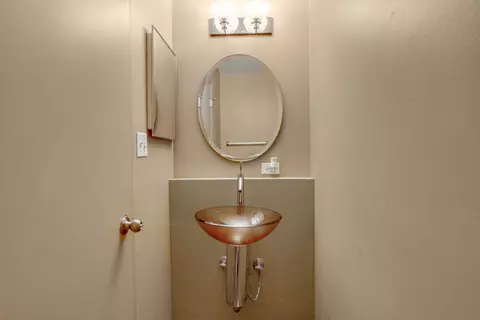 Bath - 1150 E 46th St, Chicago, IL 60653 photo 2 of 3