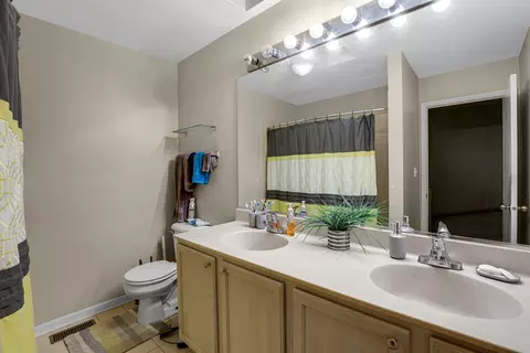 Bath - 1150 E 46th St, Chicago, IL 60653 photo 3 of 3