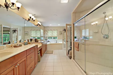Bath - 1606 Tecumseh Dr, Mchenry, IL 60050 photo 4 of 5