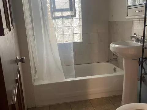 Bath - 6523 S Evans Ave, Chicago, IL 60637 photo 1 of 1
