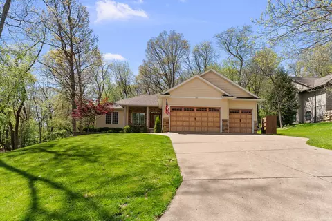 30 Hollows Ct, Le Claire, IA 52753