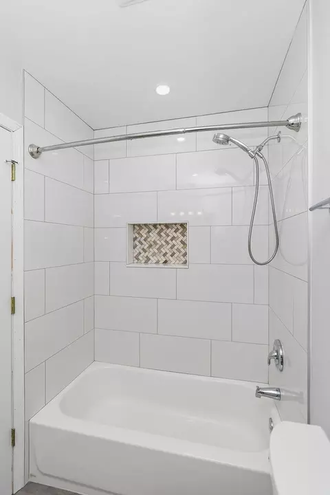 Bath - 5400 Astor Ln #411, Rolling Meadows, IL 60008 photo 2 of 4