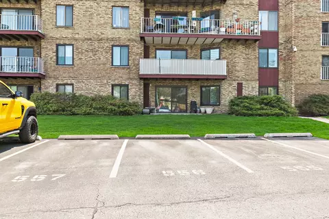 Exterior - 5400 Astor Ln #411, Rolling Meadows, IL 60008 photo 2 of 3