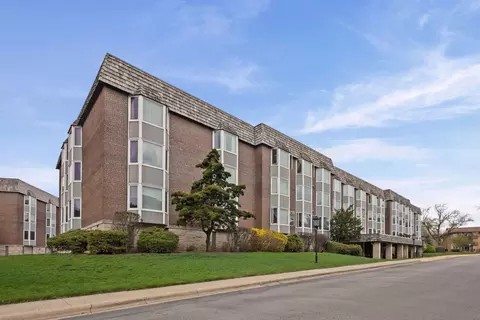 400 Ascot Dr #2L, Park Ridge, IL 60068