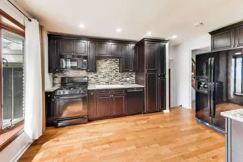 Kitchen - 4255 149th St, Midlothian, IL 60445 photo 2 of 3