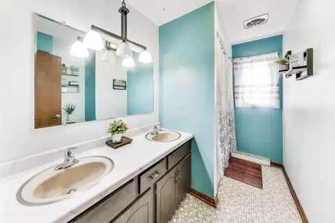 Bath - 4255 149th St, Midlothian, IL 60445 photo 1 of 2