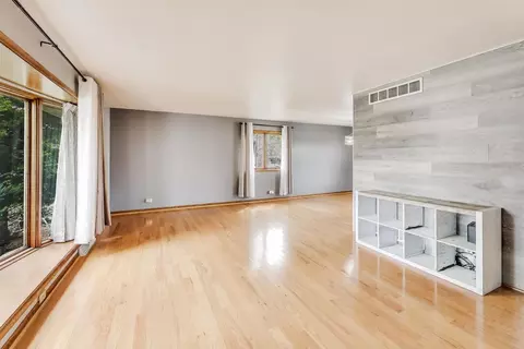 Living - 4255 149th St, Midlothian, IL 60445 photo 5 of 7