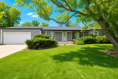 1635 Dun Lo Dr, Arlington Heights, IL 60004