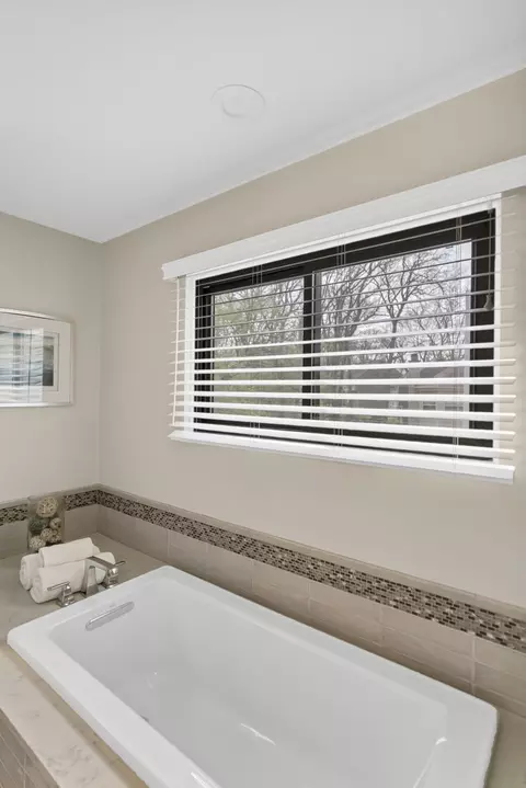 Bath - 713 Hackberry Ct, Bartlett, IL 60103 photo 4 of 6