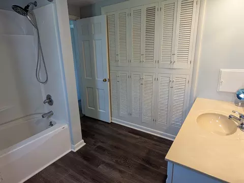 Bath - 1437 S Walnut Ave, Freeport, IL 61032 photo 3 of 3