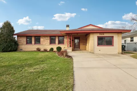529 Ridgewood Rd, Elk Grove Village, IL 60007