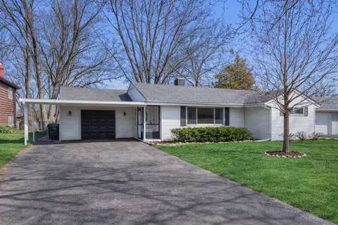 933 N Midlothian Rd, Mundelein, IL 60060