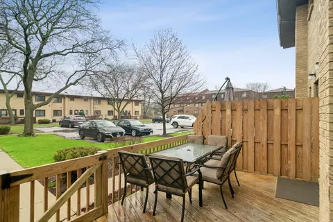Exterior - 934 N Wheeling Rd, Mount Prospect, IL 60056 photo 1 of 3