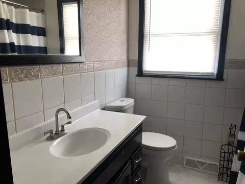 Bath - 3851 153rd Pl, Midlothian, IL 60445 photo 1 of 1