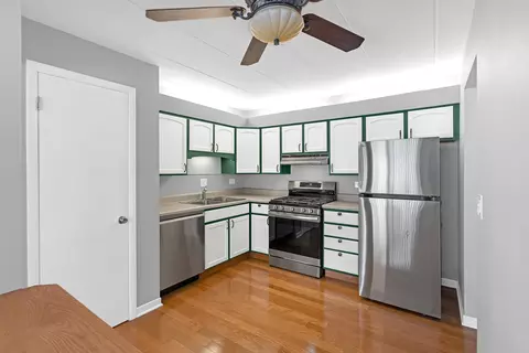 Kitchen - 659 S Des Plaines River Rd #2A, Des Plaines, IL 60016 photo 2 of 3