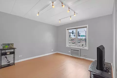 Living - 659 S Des Plaines River Rd #2A, Des Plaines, IL 60016 photo 5 of 5