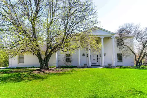 37 Forest Hills Rd, Lake Bluff, IL 60044