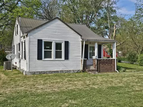 Exterior - 415 E Johnson St, Fairfield, IL 62837 photo 2 of 6