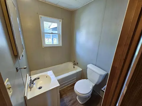 Bath - 415 E Johnson St, Fairfield, IL 62837 photo 1 of 3