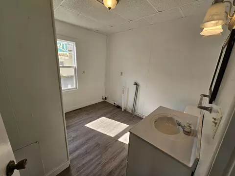 Bath - 415 E Johnson St, Fairfield, IL 62837 photo 2 of 3
