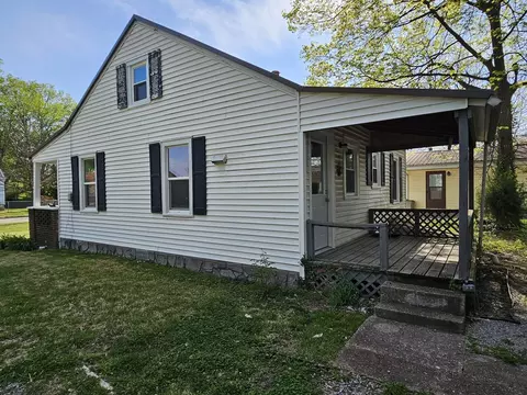 Exterior - 415 E Johnson St, Fairfield, IL 62837 photo 3 of 6