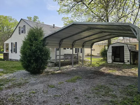 Exterior - 415 E Johnson St, Fairfield, IL 62837 photo 4 of 6