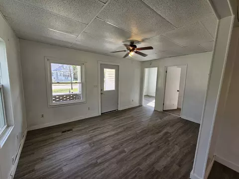 Living - 415 E Johnson St, Fairfield, IL 62837 photo 1 of 2