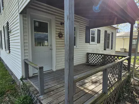 Exterior - 415 E Johnson St, Fairfield, IL 62837 photo 5 of 6