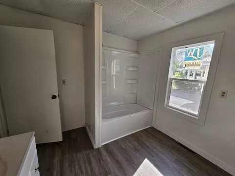 Bath - 415 E Johnson St, Fairfield, IL 62837 photo 3 of 3
