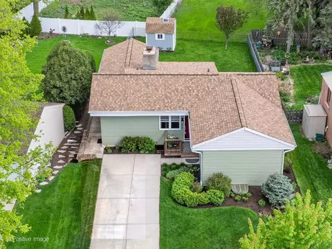 136 Green Valley Dr, Lombard, IL 60148